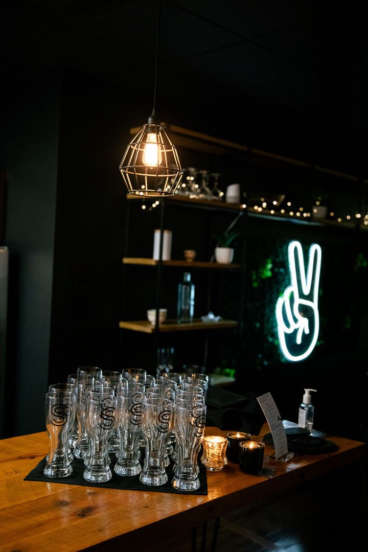 erod-agence-creative-20-ans-bar-verres-ambiance-neon