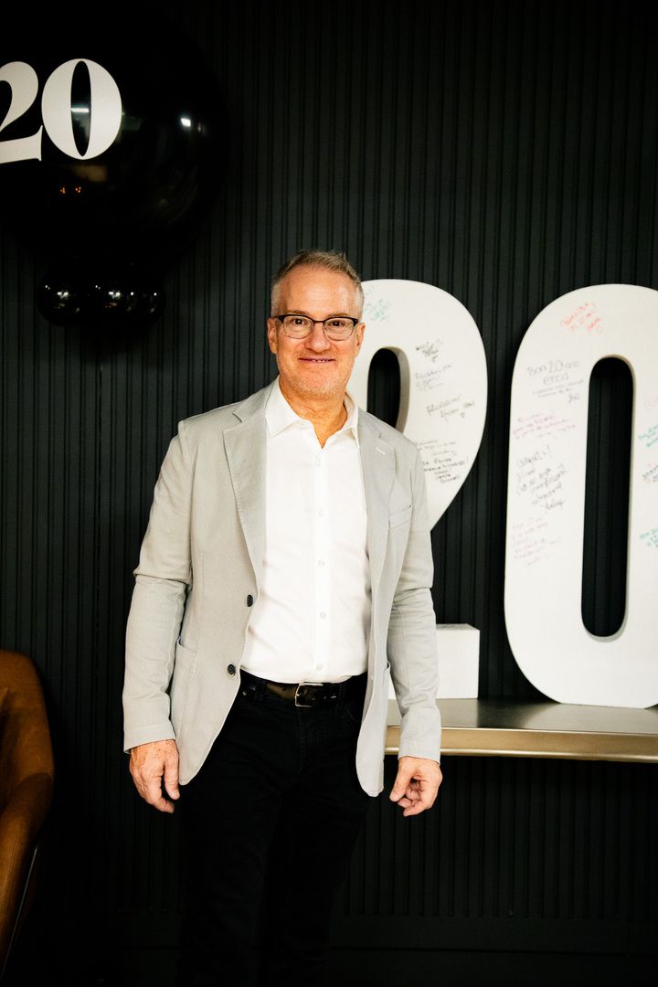 erod-agence-creative-20-ans-portrait-invite-sourire-ballon-erod