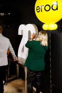 erod-agence-creative-20-ans-signature-installation-ballons-erod